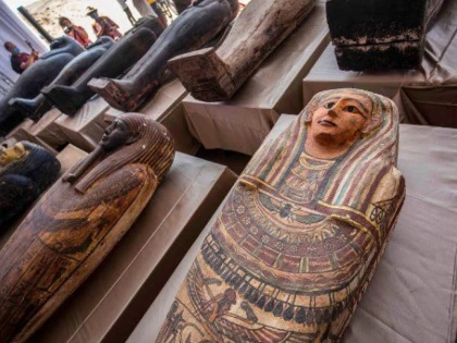 Egiptul a anunţat că a descoperit zeci de sarcofage şi mumii în Saqqara, neatinse de peste 2.600 de ani