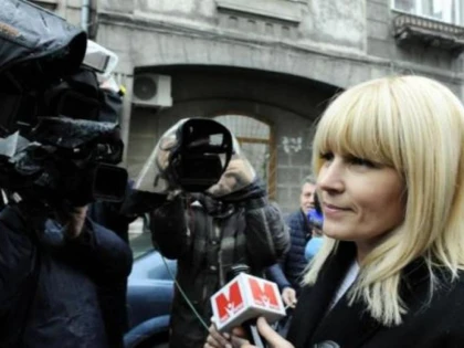 ELENA UDREA RAMANE IN SPATELE GRATIILOR
