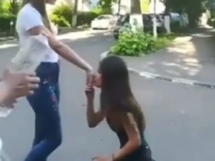 Elevă, bătută și obligată să le sărute mâna agresoarelor