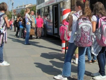 Elevii ar putea beneficia de o reducere mai mare de 50% pentru transportul în comun