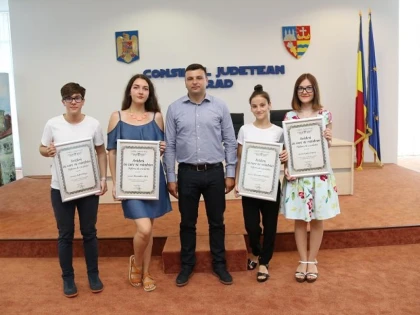 Elevii arădeni care au obținut nota 10 la Bac au primit diplome de excelenţă