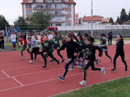 Elevii arădeni s-au întrecut la atletism
