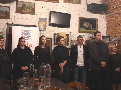 Elevii clasei de actorie a Școlii Populare de Artă, în Sufrageria arădeană