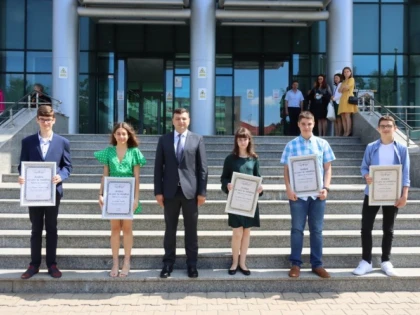 Elevii de 10 la Evaluarea Naţională au primit diploma „Arădeni cu care ne mândrim”