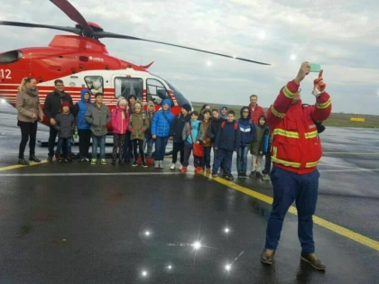 Elevii de la „Mihai Eminescu“ au văzut cum arată un aeroport fără avioane
