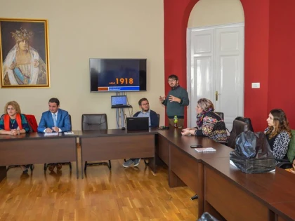 Elevii de la „Sabin Drăgoi” au prezentat machetele grupului statuar ,,Arad 1918"
