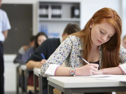 Elevii de nota 10 la Bacalaureat și Evaluarea Națională vor primi stimulente financiare