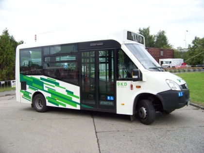 Elevii din 24 de comune arădene vor beneficia de microbuze electrice noi