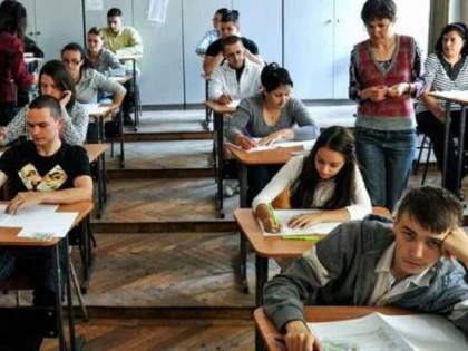 ELEVII DIN CLASELE A IX-A SI A XII-A APARTINAND MINORITATILOR NATIONALE SUSTIN MARTI SIMULAREA LA LIMBA MATERNA