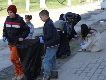 ELEVII DIN INEU AU PARTICIPAT, ALATURI DE VOLUNTARI, LA O ACTIUNE DE ECOLOGIZARE