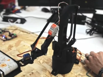 Elevii din Lipova, la un pas de finala europeană de robotică. Au nevoie de voturile arădenilor