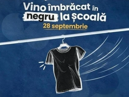 Elevii protestează, îmbrăcați în negru, față de obligativitatea uniformelor școlare