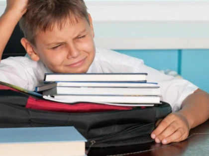 Elevii români petrec de aproape două ori mai mult timp cu temele decât cei din țările nordice