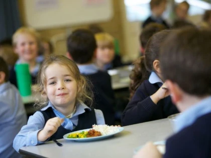 Elevii Şcolii Gimnaziale “Ilarion Felea” Arad vor beneficia de masă caldă