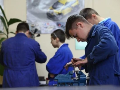 Elevii școlilor profesionale vor beneficia de cazare și mâncare de la stat