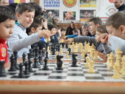 Elevii scutiţi la orele de educaţie fizică şi sport vor face şah