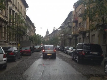 ELEVII SI PARINTII AU FOST ASTEPTATI IN PRIMA ZI DE SCOALA CU SANTURI SI STRAZI BLOCATE