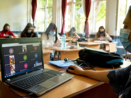 Elevii și studenții trebuie să poarte la ore măști de uz medical