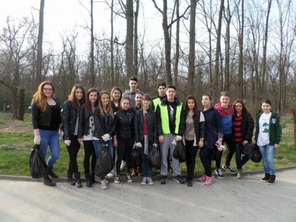 ELEVII SOCIAL-DEMOCRATI AU ECOLOGIZAT LUNCA MURESULUI