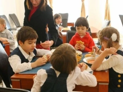 ELEVII VOR PRIMI O MASĂ CALDĂ PE ZI, PRINTR-UN PROIECT GUVERNAMENTAL