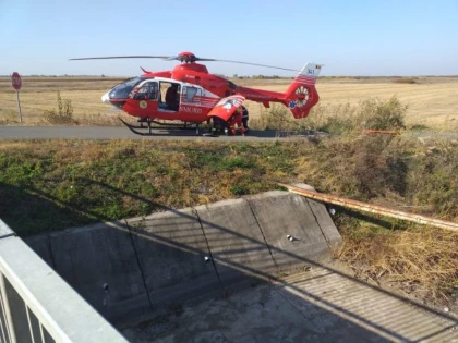 Elicopterul intervine la un accident cu trei victime, pe Valea Mureșului