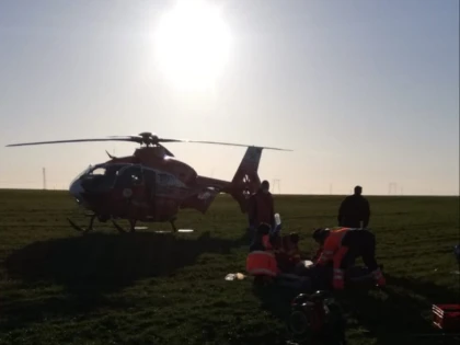 Elicopterul intervine la un accident grav, între Aluniș și Zăbrani