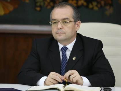 EMIL BOC NU VA PARTICIPA LA FUZIUNEA PDL CU PNL, PE CARE O CRITICA