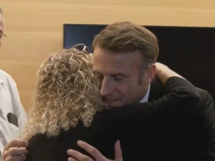 Emmanuel Macron s-a întâlnit pe aeroportul din Tel Aviv cu familiile victimelor Hamas