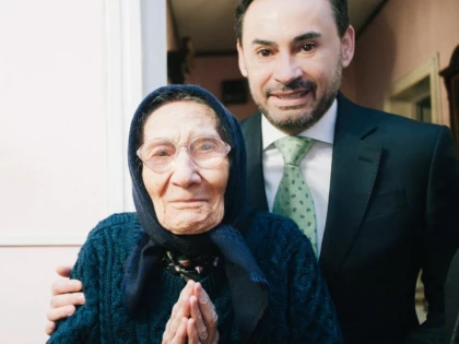 EMOTII DE ZIUA FEMEII PENTRU CEA MAI IN VARSTA ARADEANCA
