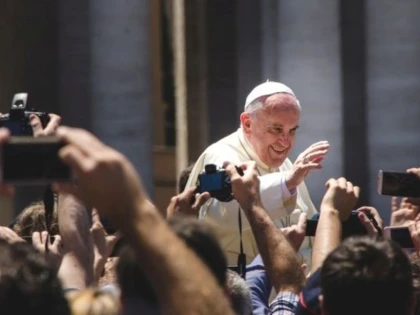ENCICLICA EXTREM DE DURA A PAPEI FRANCISC ESTE UN "BEST-SELLER" IN FRANTA