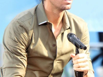 ENRIQUE IGLESIAS A AJUNS PE MASA DE OPERATIE! CANTARETUL O SA STEA DEPARTE DE SCENA CATEVA SAPTAMANI