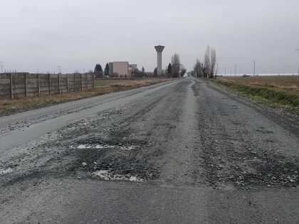 Epopeea cinică Arad-Șiria continuă: asfaltul se dezintegrează