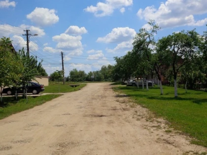 EXASPERATI DE NEPASAREA PRIMARIEI, LOCUITORII DIN ARADUL NOU IES IN STRADA