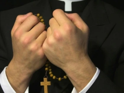 EXORCIZARI IN MASA LA O TABARA RELIGIOASA PENTRU ELEVI. "DUMNEZEU INTRA IN SUFLETELE LOR SI IL ALUNGA PE DIAVOL"