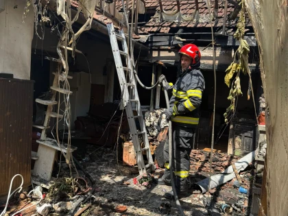 Explozie urmată de incendiu la Sebiș. Două persoane în vârstă au suferit arsuri