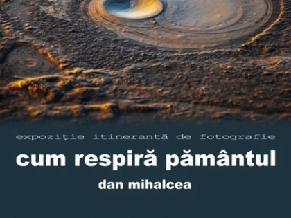 Expoziția „Cum respiră pământul” ajunge la Arad. Fotografii spectaculoase cu Vulcanii Noroioși vor fi expuse la Palatul Cultural