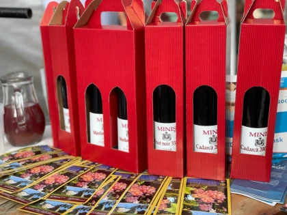 Expoziție de vinurile produse în cramele din județul Arad, în holul Consiliului Județean