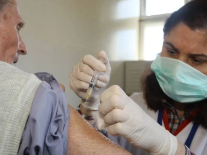 Facebook va elimina reclamele care descurajează oamenii să se vaccineze