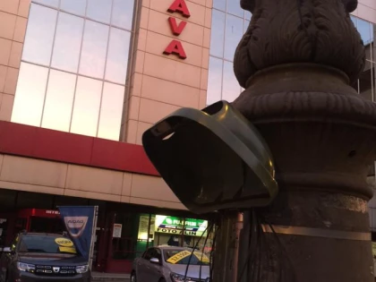 Falcă a „rezolvat” problema gunoiului de pe străzile Aradului. A demontat coşurile!