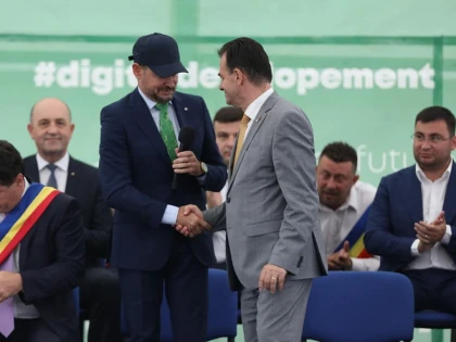 Falcă a schimbat repede tabăra. După ce l-a plimbat pe Orban prin Arad, acum îl apără pe Cîțu