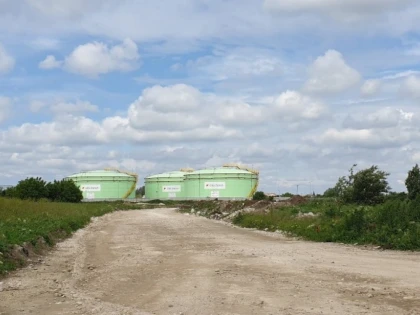 Falcă i-a „țepuit“ pe cei de la OMV! Austriecii au investit 18 milioane de euro, primarul le-a dat un drum de pământ