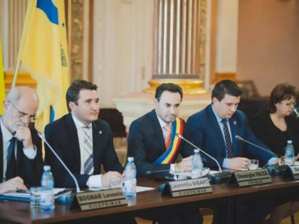 Falcă îl face „nesimţit” pe un ales local, după ce Geanina Pistru a anunţat că demisionează din CLM