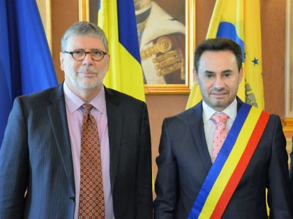 Falcă îl foloseşte pe ambasadorul Elveţiei în campania mizerabilă a PNL Arad