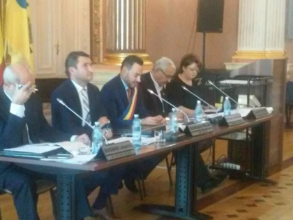 Falcă îngenuncheat. Monumentul Marii Uniri nu se va amplasa în Piaţa Catedralei