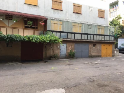 Falcă vrea să facă locuri de parcare chiar în faţa unor garaje!