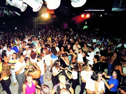 FALCA VREA SA INCHIDA TOATE DISCOTECILE DIN ARAD! PARDON, S-A INTELES GRESIT