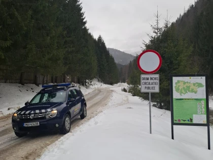 Familie din Arad, salvată de jandarmii montani după ce a rămas înzăpezită pe Vârful Bihor