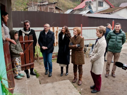 Familii nevoiaşe din Săvârşin, vizitate de Familia Regală, de la care au primit cadouri de Crăciun