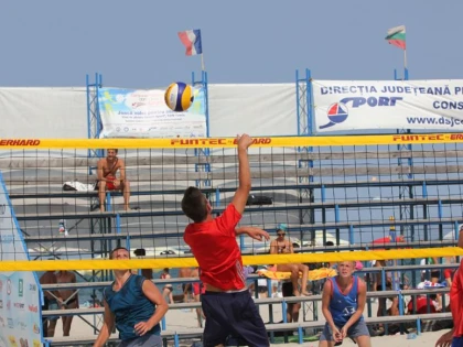 FAN ARAD A CÂŞTIGAT TURNEUL DE BEACH-VOLLEY DE LA ORADEA