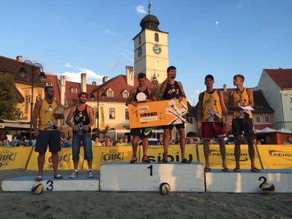 FAN ARAD A URCAT PE PODIUM LA TURNEUL DE VOLEI PE PLAJA SIBIU SANDS